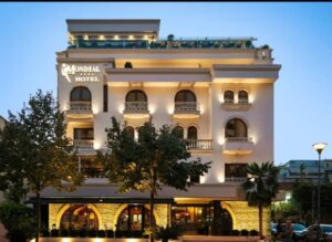 Hotel Mondial di Tirana illuminato di sera, sede dell’evento dell’Accademia Italiana della Cucina