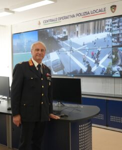 Il Comandante Generale Michele Palumbo nella nuova sala operativa della Polizia Locale di Bari davanti al videowall con il sistema di videosorveglianza cittadino.