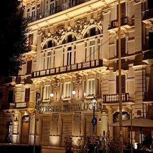 Diplomazia dei Sentimenti e luoghi di cultura: la facciata illuminata del Teatro Kursaal Santa Lucia a Bari