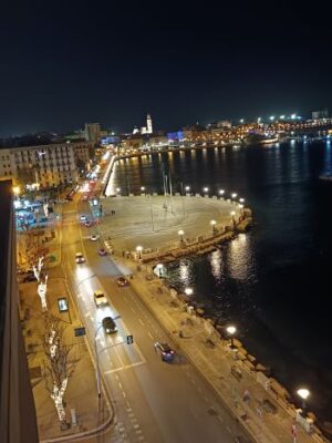 “Diplomazia dei Sentimenti”: Il lungomare di Bari e l'Adriatico come luoghi di vicinanza, ascolto e facilitazione sociale (Foto: TdB)