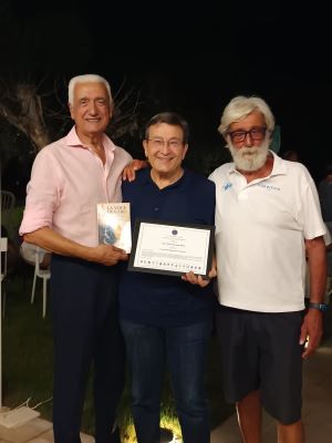 Il Sigillo della “Diplomazia dei Sentimenti” consegnato a Elvio G. Russi da Tommaso Garofalo e Attilio Guarini a Torre Canne
