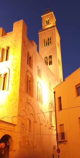 Diplomazia dei Sentimenti ed identità storica: vista notturna illuminata della Cattedrale di San Sabino a Bari