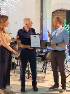 Il Sindaco Domenico La Marca e l’Assessore Maria Teresa Valente consegnano a Salvatore Copolecchia il Sigillo e la nomina a Operatore della “Diplomazia dei sentimenti” nel Chiostro di Palazzo San Domenico.