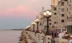 Un volto di una comunità il lungomare di Bari con i lampioni accesi a formare una splendida vetrina per la diplomazia dei sentimenti