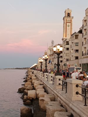 Un volto di una comunità il lungomare di Bari con i lampioni accesi a formare una splendida vetrina per la diplomazia dei sentimenti