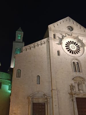 Facciata e campanile della Cattedrale di San Sabino a Bari di notte, simbolo di identità, custodia della memoria e riservatezza - Privacy Policy