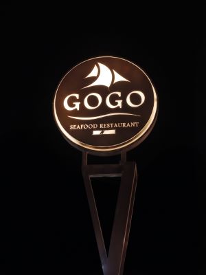 Insegna del ristorante Gogo durante l'evento dell'Accademia Italiana della Cucina Durazzo.