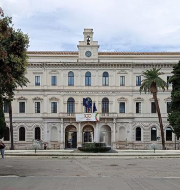 Un ricco album di famiglia e di comunità con un collage di fotografie storiche che ritraggono incontri istituzionali, cerimonie civili e strette di mano per il paradigma della "Diplomazia dei Sentimenti"